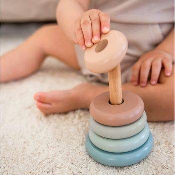 מגדל טבעות מעץ Plan toys מתוך קטגוריית משחקים מונטסוריים להתפתחות תיבת נח