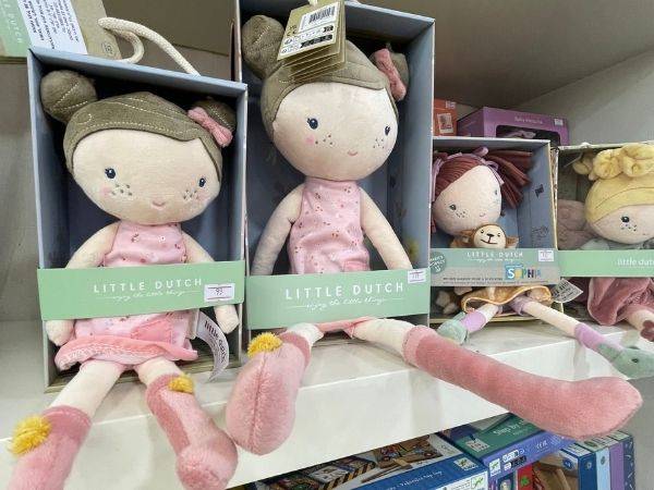 מדף בובות בד איכותיות מבית המותג Little Dutch בחנות תיבת נח
