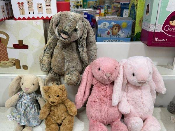 מדף בובות ארנבים רכות איכותיות מבית המותג Jellycat בחנות תיבת נח