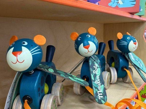 מדף צעצועי גרירה איכותיים מעץ מעוצבים בצורת נמר חברבורות מבית המותג Moulin roty בחנות תיבת נח