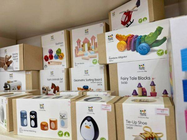 מדף צעצועי עץ איכותיים מבית המותג Plan toys בחנות תיבת נח