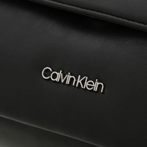 Calvin klein תיק צד אופנתי לאישה בעיצוב אלגנטי נקי