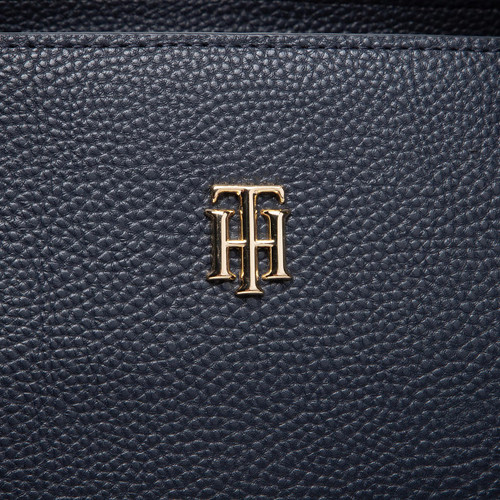 TOMMY HILFIGER תיק צד כתף לאישה יוקרתי יחודי ונוח מסדרת GOLD LOGO