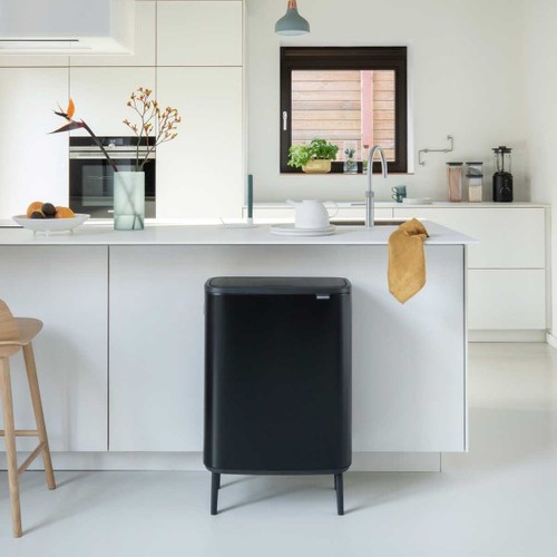 פח אשפה למטבח ברבנטיה BO brabantia טאץ הפח עם הרגליים 60 ליטר צבע שחור מט מקט Y-130229 - עולם הפרזול 06