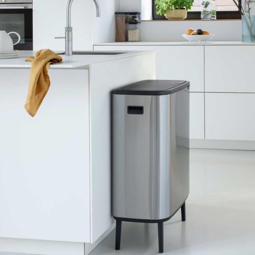 פח אשפה למטבח ברבנטיה BO brabantia טאץ הפח עם הרגליים 60 ליטר צבע כסוף מוברש מקט Y-130267 - עולם הפרזול 07