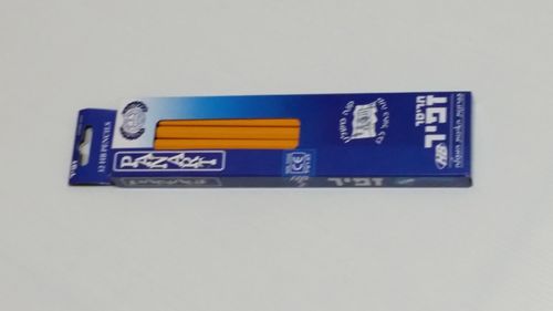 12 עפרונות + מחק אכותיים בקופסא