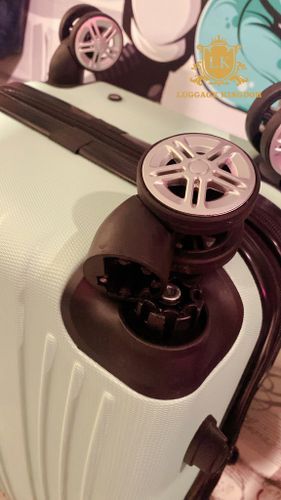 מזוודת עליה למטוס קשיחה 20 אינץ עם מנגנון הפרדת הגלגלים LOW COST  SWISS BAG