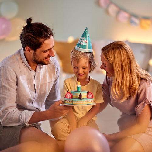 עוגת ים הולדת אינטראקטיבית עם אור, מנגינות, שירים ונר שנכבה שנושפים עליו