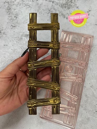 תבנית סולם אסימטרי חתום בנשיקה