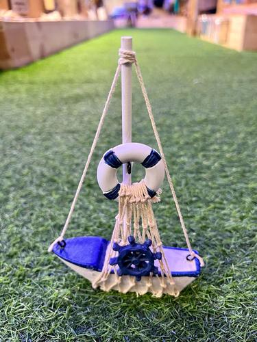 סירת מפרשים קטנה