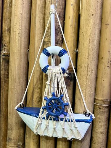 סירת מפרשים קטנה