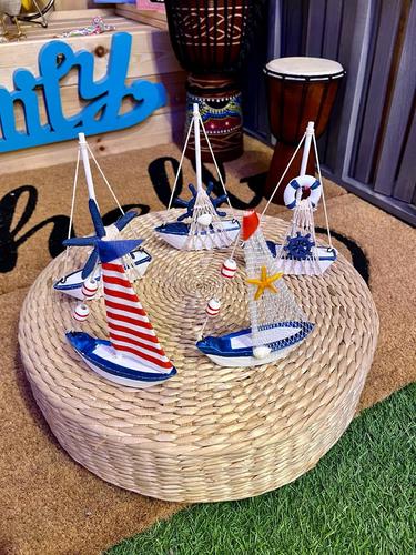 סירת מפרשים קטנה