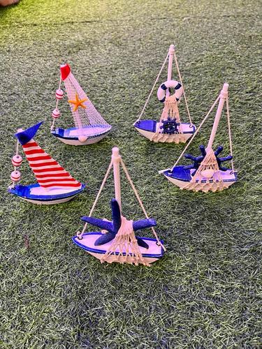 סירת מפרשים קטנה