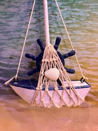 סירת מפרשים קטנה