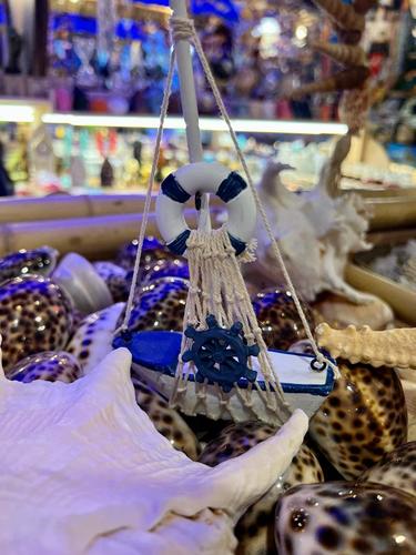 סירת מפרשים קטנה