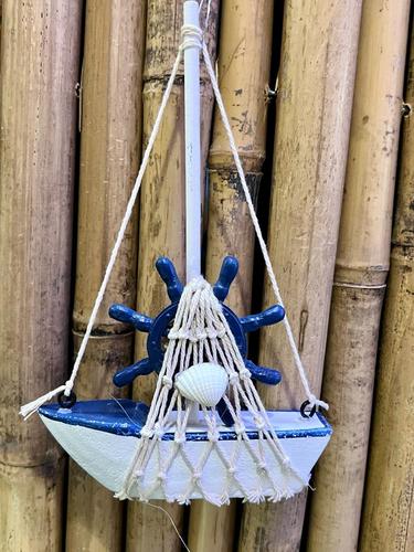 סירת מפרשים קטנה