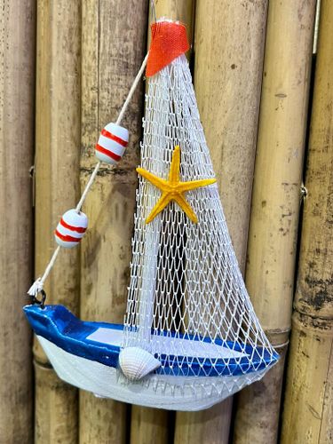 סירת מפרשים קטנה