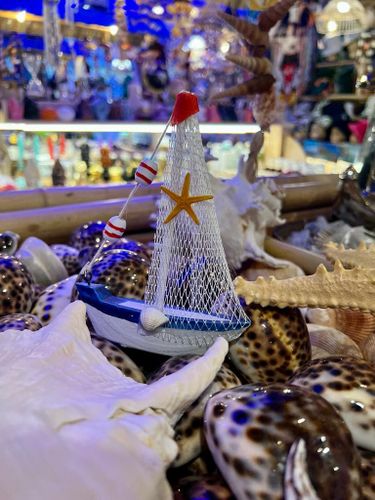 סירת מפרשים קטנה