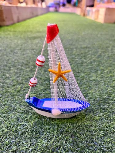 סירת מפרשים קטנה