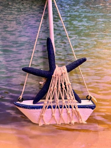 סירת מפרשים קטנה