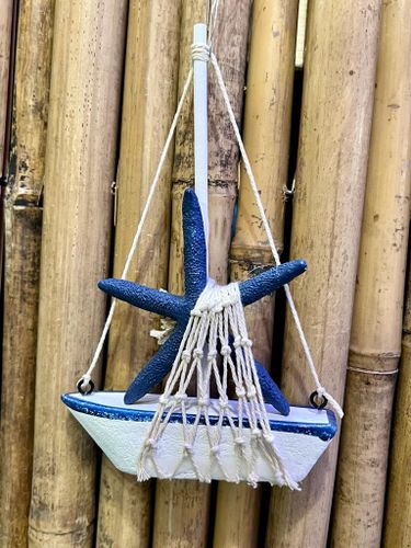 סירת מפרשים קטנה