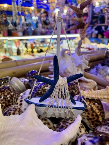 סירת מפרשים קטנה