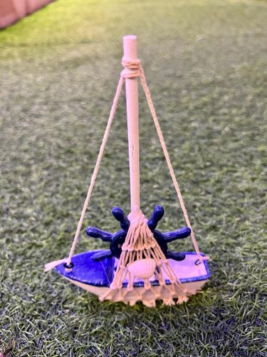 סירת מפרשים קטנה