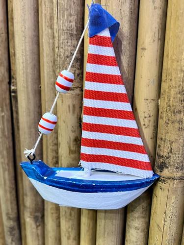 סירת מפרשים קטנה