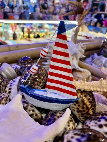 סירת מפרשים קטנה