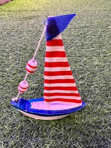 סירת מפרשים קטנה