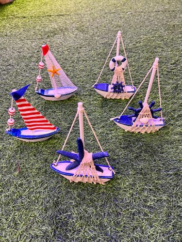 סירת מפרשים קטנה