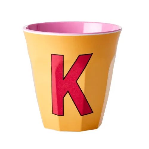 כוס מלמין אות K ורוד רקע כתום אפרסק
