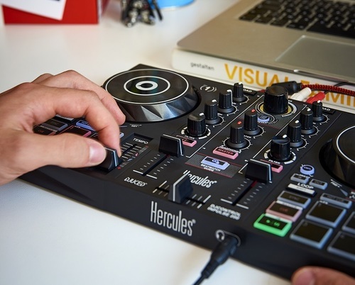 קונטרולר קומפקטי Inpulse 200 מבית Hercules DJ