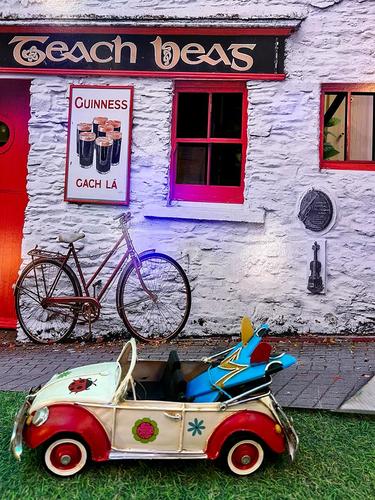 חיפושית רטרו עם גג נפתח וגלשנים