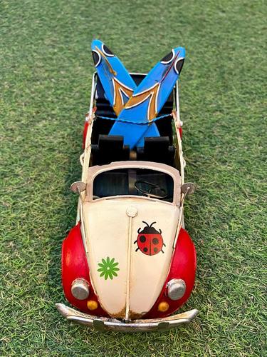 חיפושית רטרו עם גג נפתח וגלשנים