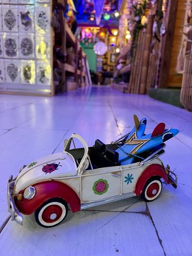 חיפושית רטרו עם גג נפתח וגלשנים