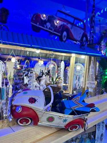 חיפושית רטרו עם גג נפתח וגלשנים