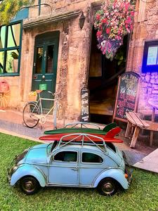 חיפושית רטרו תכלת עם 2 גלשנים