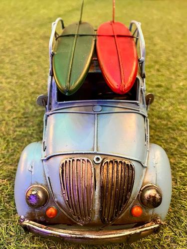 חיפושית רטרו תכלת עם 2 גלשנים