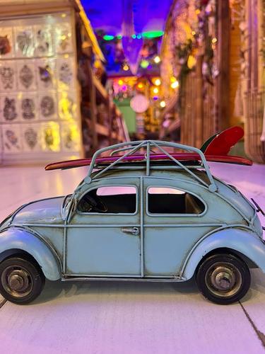 חיפושית רטרו תכלת עם 2 גלשנים