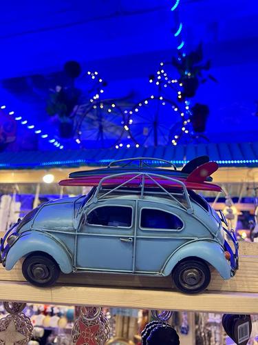 חיפושית רטרו תכלת עם 2 גלשנים