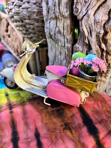 וספה ורוד לבן עם אבטיחים ופרחים