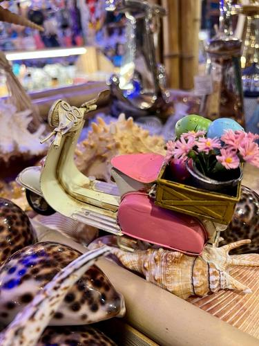 וספה ורוד לבן עם אבטיחים ופרחים