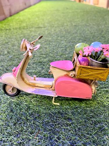 וספה ורוד לבן עם אבטיחים ופרחים