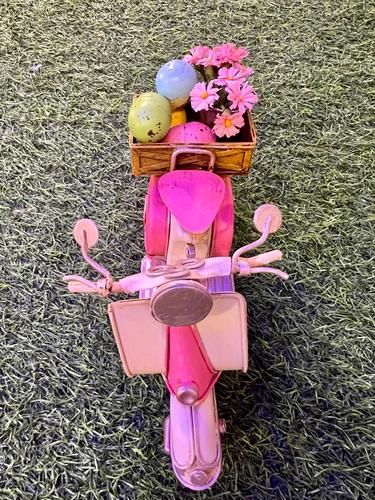 וספה ורוד לבן עם אבטיחים ופרחים