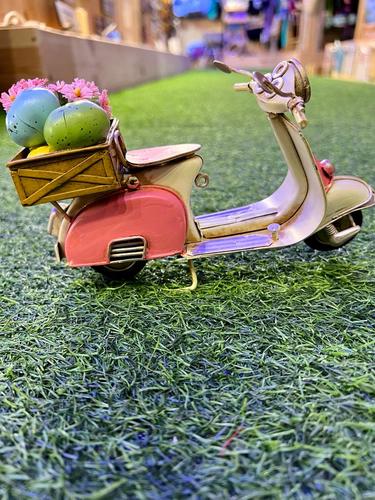 וספה ורוד לבן עם אבטיחים ופרחים