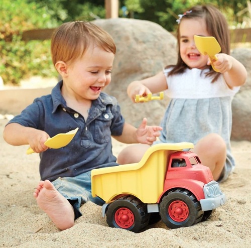 צעצוע עשוי 100% פלסטיק ממוחזר ידידותי לסביבה - משאית אדום/צהוב