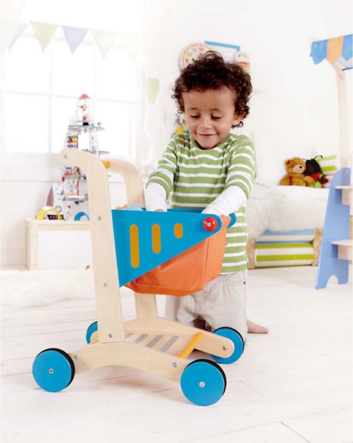 משחק עגלת קניות מעץ עם סל בד - HAPE