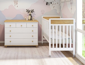 חדר תינוק מרטין בקווים ישרים ושילוב דמוי עץ טבעי