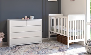 חדר תינוק שוהם בקווים ישרים ועיצוב נקי ולבן (טריקה שקטה)